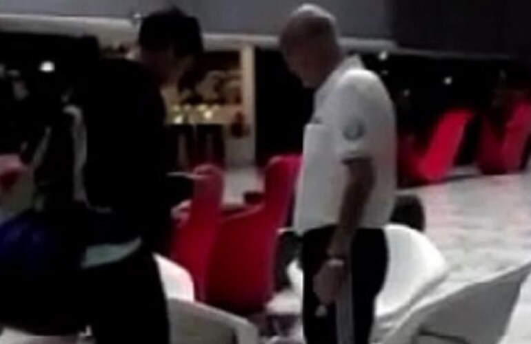 Una imagen que emiti&oacute; ESPN Brasil con un directivo de la AFA vendiendo entradas.