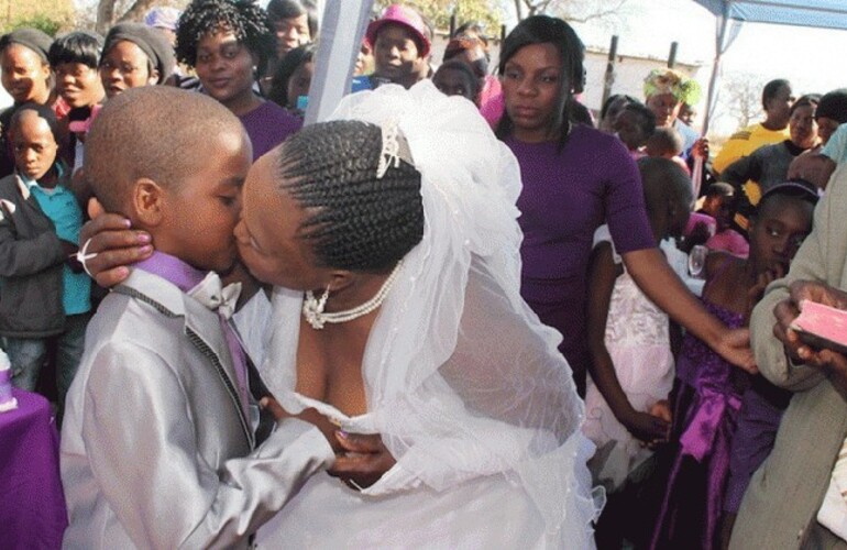 Saneie Masilela, de s&oacute;lo de 9 a&ntilde;os se cas&oacute; con Helen Shabangu una mujer de 62, en Sud&aacute;frica. "Toda esta ceremonia es para hacer felices a los ancestros", asegur&oacute; la novia.
