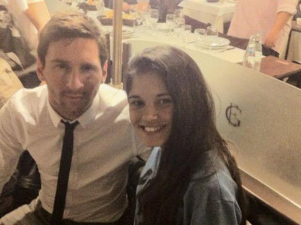 Imagen de Messi revolucionó un restaurante rosarino y festejó el tatuaje en su homenaje que se hizo un fan