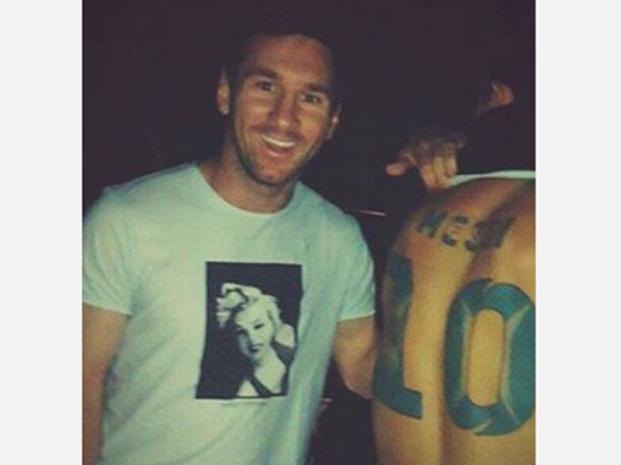 Imagen de Messi revolucionó un restaurante rosarino y festejó el tatuaje en su homenaje que se hizo un fan