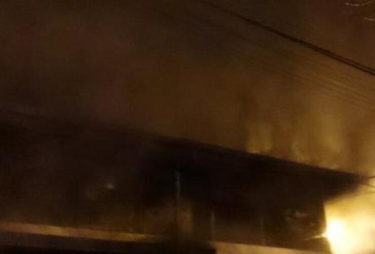 Imagen de Feroz incendio destruyó un local de venta de artículos del hogar