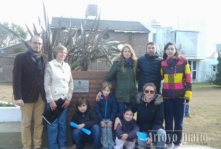 El Intendente Darío Gres junto a los familiares de Jorge Walter Ponti