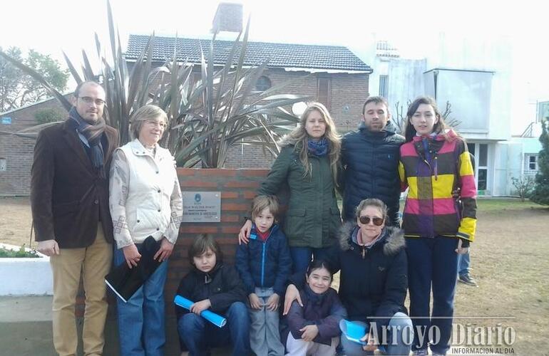 El Intendente Darío Gres junto a los familiares de Jorge Walter Ponti