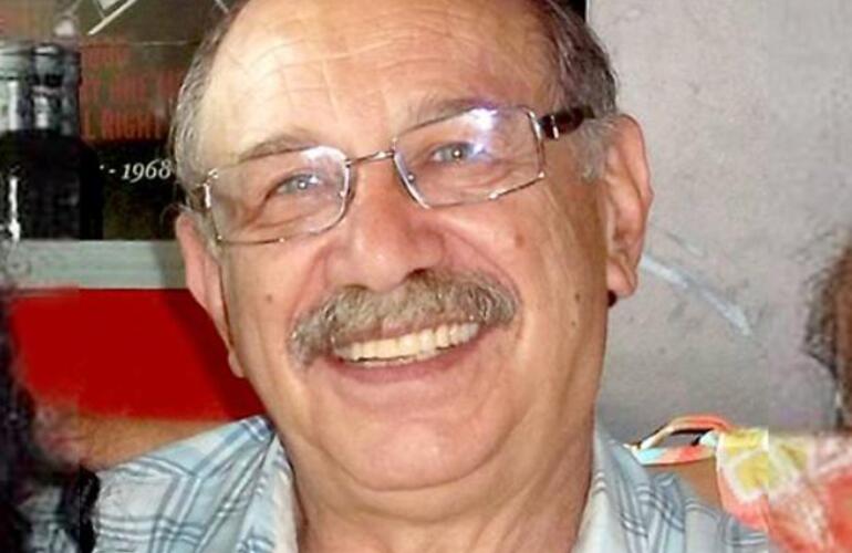 Néstor José Smud tiene 69 años y un comercio de bijouteri junto a su esposa en una galería céntrica. Néstor José Smud tiene 69 años y un comercio de bijouteri junto a su esposa en una galería céntrica.