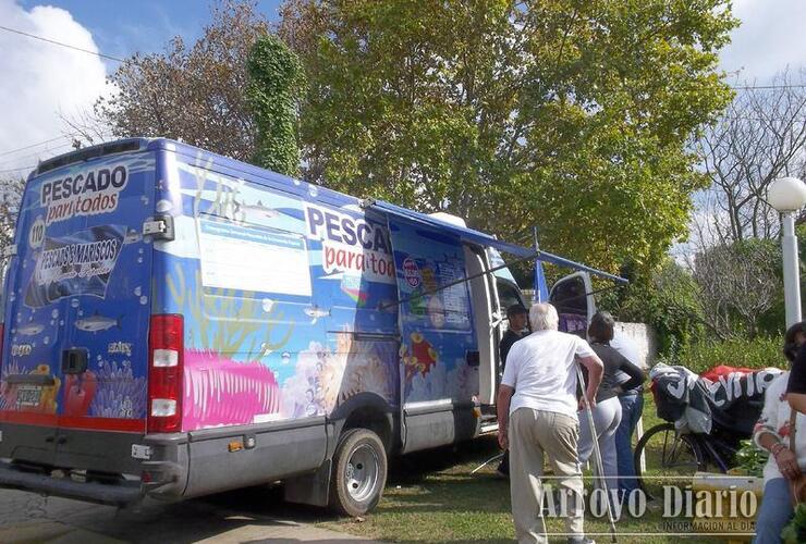 El camión de "Pescado para Todos" en una de sus últimas visitas a Arroyo Seco. Foto: Archivo AD