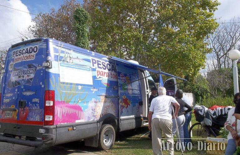 El camión de "Pescado para Todos" en una de sus últimas visitas a Arroyo Seco. Foto: Archivo AD