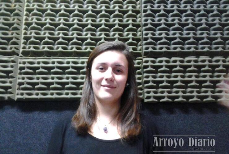 Ana Victoria Acosta en su visita a los estudios de Radio Extremo 106.9