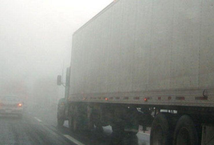 En Ibarlucea, con la niebla de fondo, chocaron un auto y un camión.