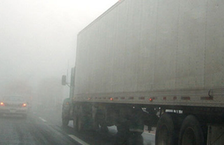 En Ibarlucea, con la niebla de fondo, chocaron un auto y un camión.