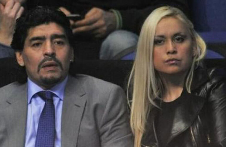 Imagen de Ver&oacute;nica Ojeda habl&oacute; de la pol&eacute;mica foto de Maradona con una rubia