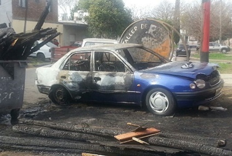Imagen de Rosario: Quiso rescatar su auto de un incendio y sufrió quemaduras graves