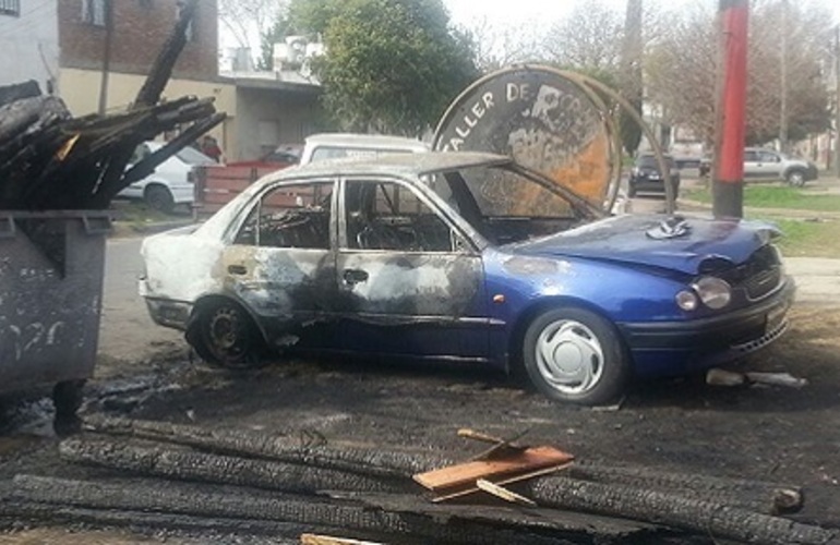 Imagen de Rosario: Quiso rescatar su auto de un incendio y sufrió quemaduras graves