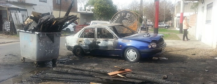 Imagen de Rosario: Quiso rescatar su auto de un incendio y sufrió quemaduras graves
