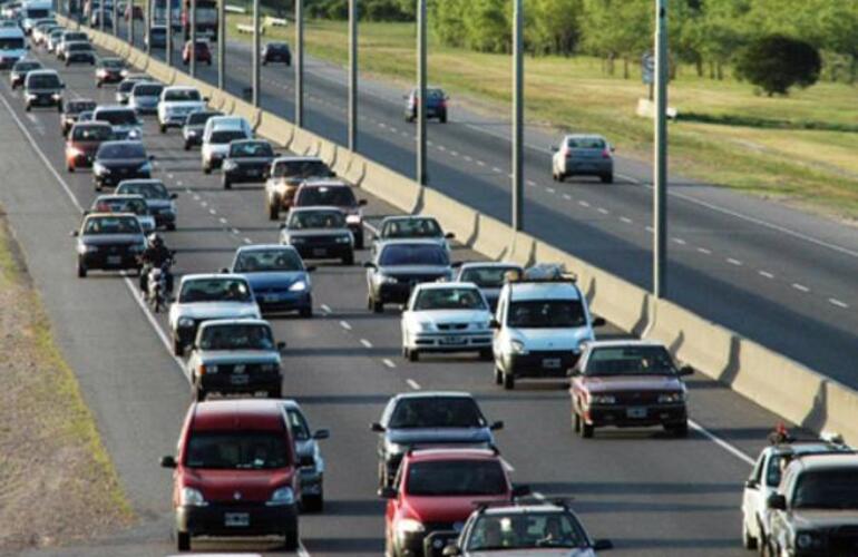 Otro automovilista que circulaba por la autopista y vio al chico al mando del rodado dio aviso a la Policía, que envió móviles para detenerlo.