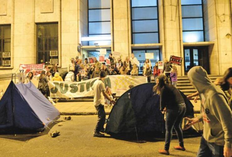 Familiares de las víctimas se instalaron frente a Tribunales y hoy concurrirán hasta la sede de Litoral Gas, donde harán sentir su reclamo. Foto: M.Bustamante