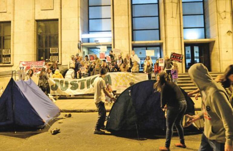 Familiares de las víctimas se instalaron frente a Tribunales y hoy concurrirán hasta la sede de Litoral Gas, donde harán sentir su reclamo. Foto: M.Bustamante