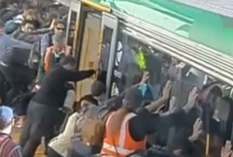 Imagen de Un hombre atrapado bajo un tren es salvado por los pasajeros