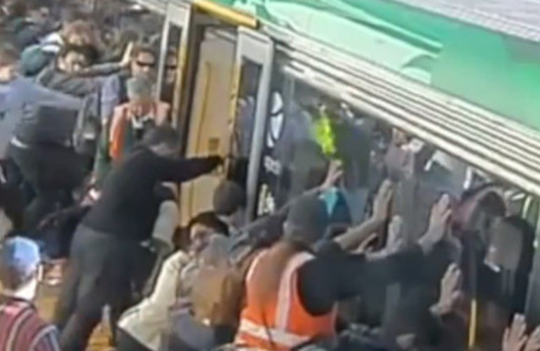 Imagen de Un hombre atrapado bajo un tren es salvado por los pasajeros