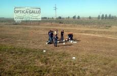 El cuerpo fue hallado esta mañana sobre la banquina. Foto: S. Suárez Meccia. La Capital