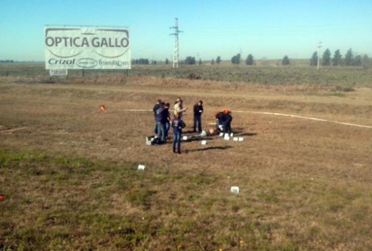 El cuerpo fue hallado esta mañana sobre la banquina. Foto: S. Suárez Meccia. La Capital