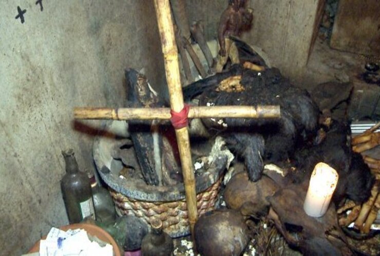 Imagen de Impactantes imágenes de un allanamiento a la casa de un templo umbanda