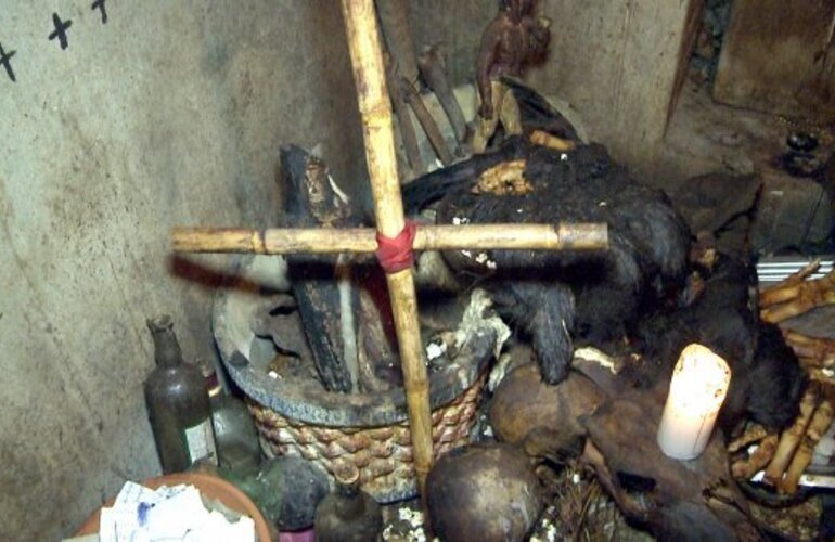 Imagen de Impactantes imágenes de un allanamiento a la casa de un templo umbanda