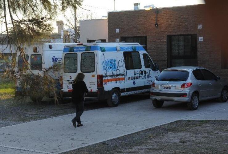 La violenta manifestación dejó a su paso pintadas en las paredes de la guardia y en uniddes de traslado. Foto: Sebastián S. Meccia. La Capital