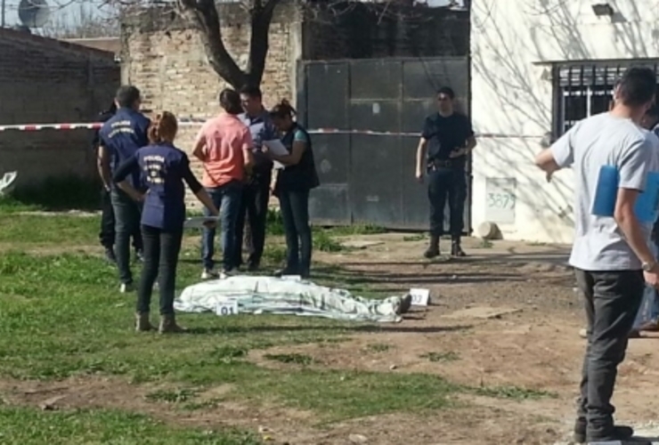 La policía trataba de identificar a la víctima. Foto: Rosario3