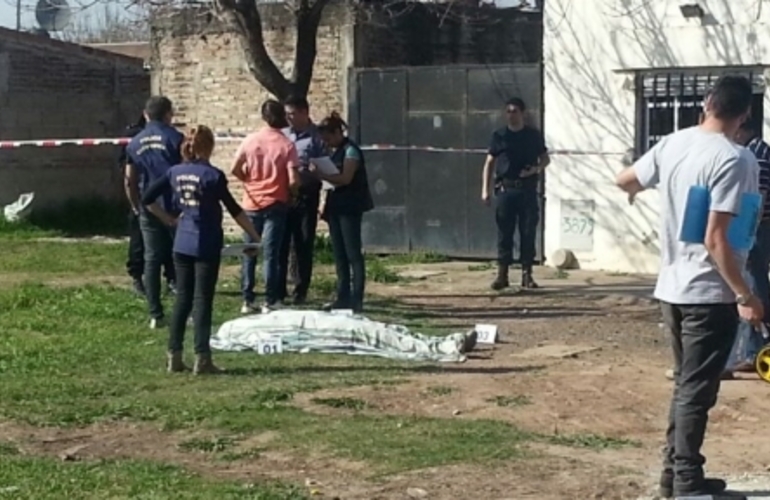 La policía trataba de identificar a la víctima. Foto: Rosario3