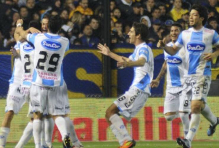 Los jugadores de la Perla del Oeste festajan alocados mientras la hinchada xeneize no puede disimular la tristeza.