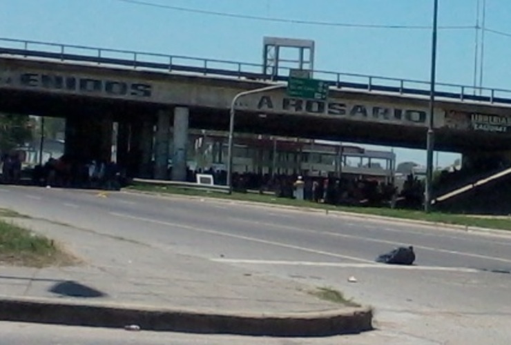 Imagen de En Rosario, tres cortes de tránsito se suman al paro nacional