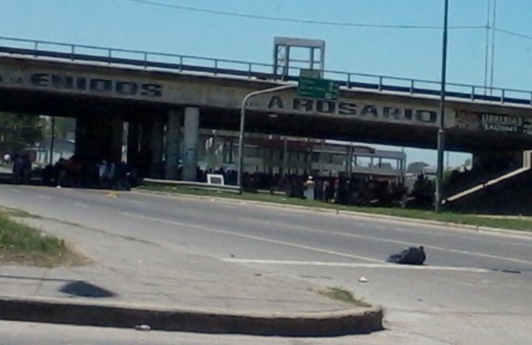 Imagen de En Rosario, tres cortes de tránsito se suman al paro nacional