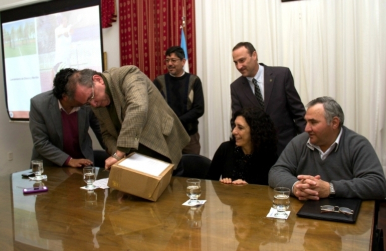 Los ministros Schneider y Bifarello en la apertura de sobres.