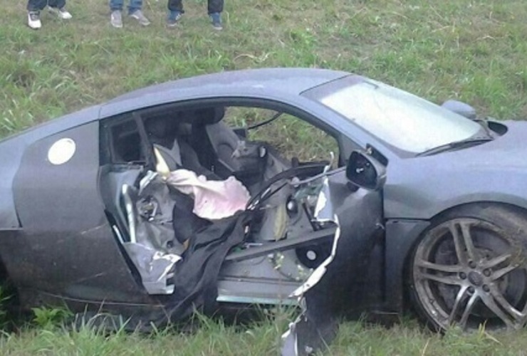 Así quedó el Audi R8 tras los vuelcos y en la zanja al margen de la autopista.