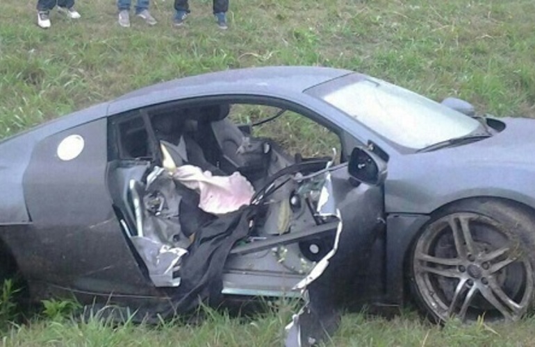 Así quedó el Audi R8 tras los vuelcos y en la zanja al margen de la autopista.