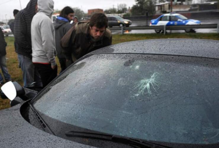 El Audi en el que viajaba Paladini terminó con un impacto en el parabrisas que desató la polémica. Foto: V. Benedetto. La Capital