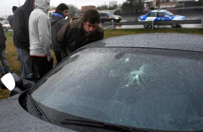 El Audi en el que viajaba Paladini terminó con un impacto en el parabrisas que desató la polémica. Foto: V. Benedetto. La Capital