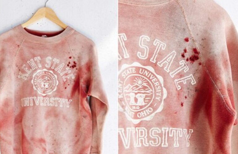 Imagen de Polémica por una marca de ropa que vende un buzo retro "manchado de sangre"