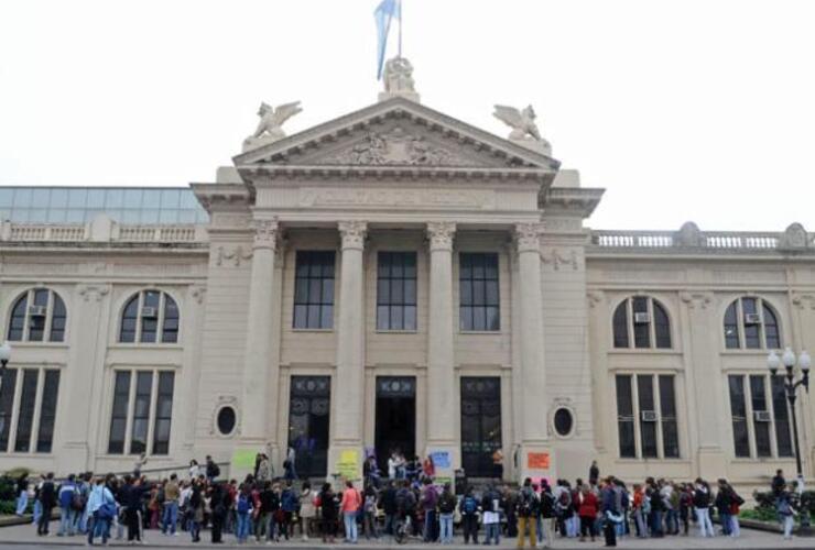 La protesta será en las puertas de la Facultad de Santa Fe y Francia.