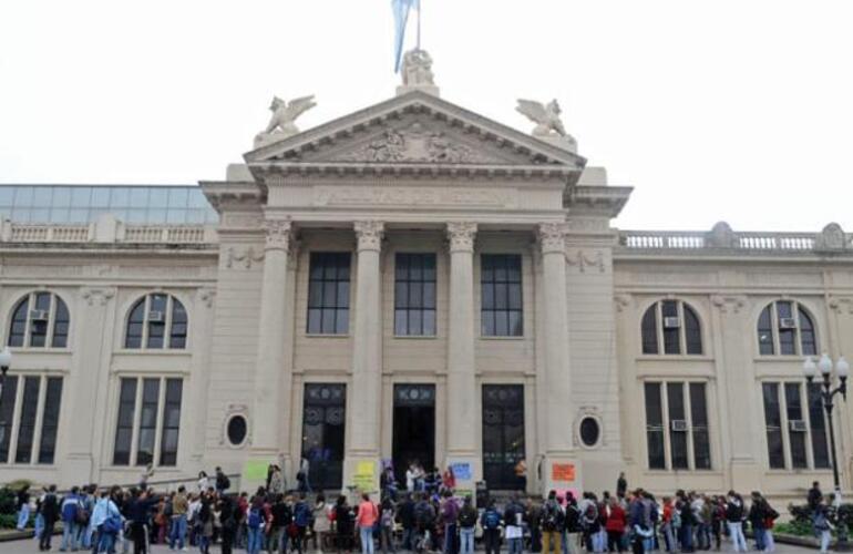 La protesta será en las puertas de la Facultad de Santa Fe y Francia.