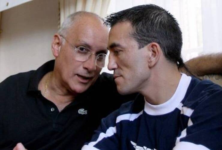 Osvaldo Rivero (izq.) conversa con el campe&oacute;n mundial Super Mosca Omar Narv&aacute;ez en una imagen de 2007. Foto: AFP