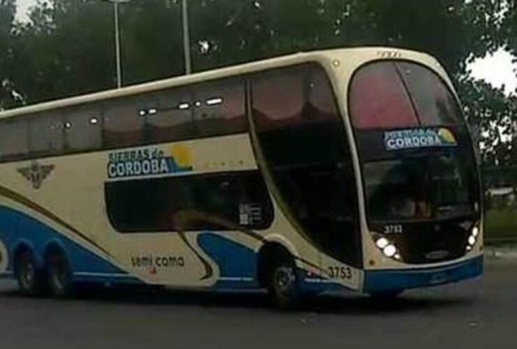 Un micro de Sierras de Córdoba fue atacada esta tarde en la entrada a la ciudad, cuando circulaba por la autopista a Buenos Aires. Foto: Archivo La Capital