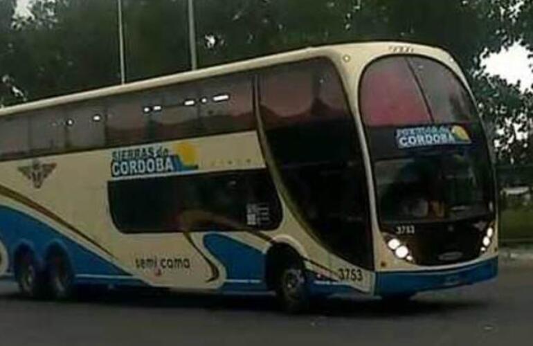 Un micro de Sierras de Córdoba fue atacada esta tarde en la entrada a la ciudad, cuando circulaba por la autopista a Buenos Aires. Foto: Archivo La Capital Un micro de Sierras de Córdoba fue atacada esta tarde en la entrada a la ciudad, cuando circulaba por la autopista a Buenos Aires. Foto: Archivo La Capital