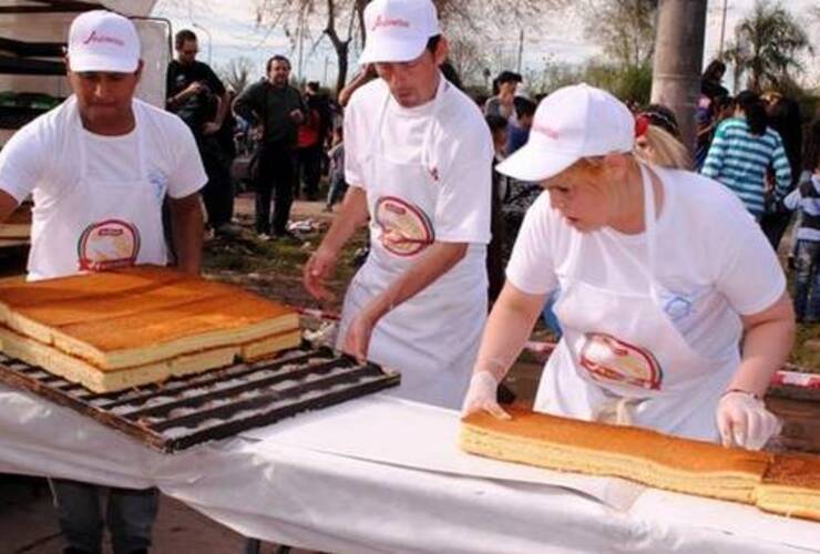 Imagen de Hicieron una torta de 650 metros de largo y entraron al Guinness