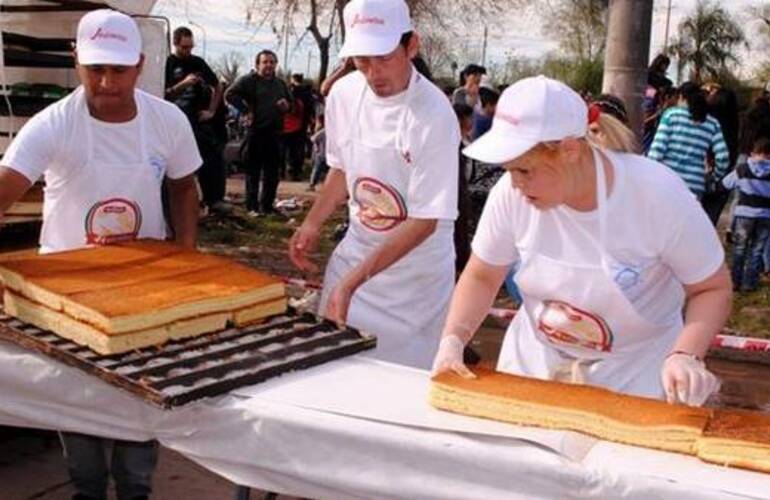 Imagen de Hicieron una torta de 650 metros de largo y entraron al Guinness