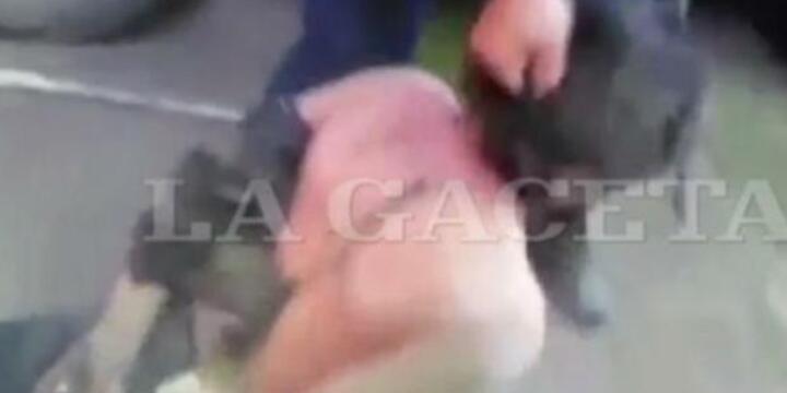 Un hombre, vestido con el uniforme de la policía de Tucumán, fue registrado con una cámara de video cuando torturaba a un joven.