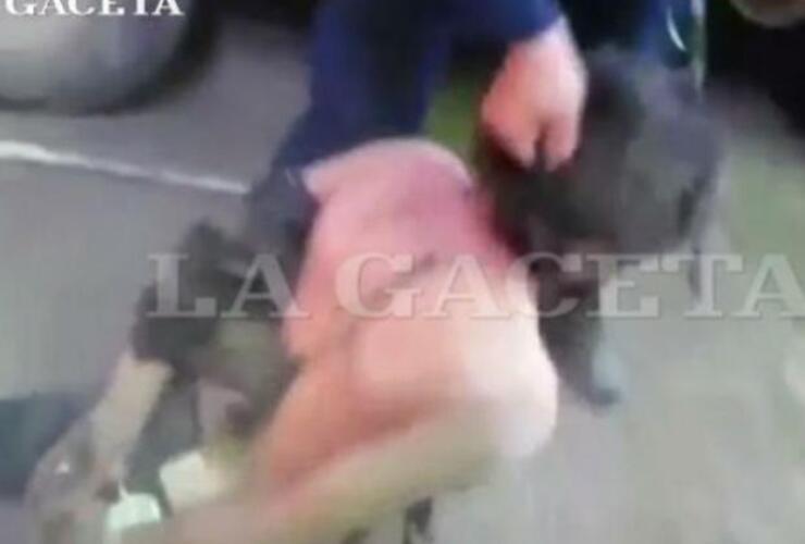 Un hombre, vestido con el uniforme de la policía de Tucumán, fue registrado con una cámara de video cuando torturaba a un joven.