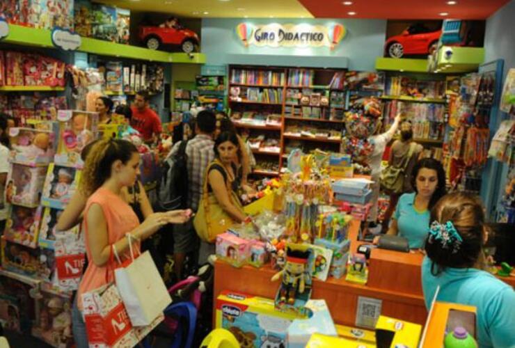 Aseguran que la actividad será normal en comercios, súper y shoppings.