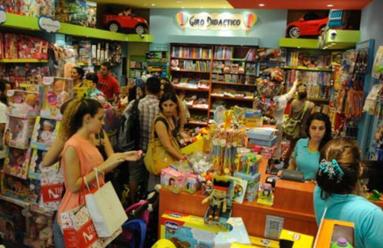 Aseguran que la actividad será normal en comercios, súper y shoppings.