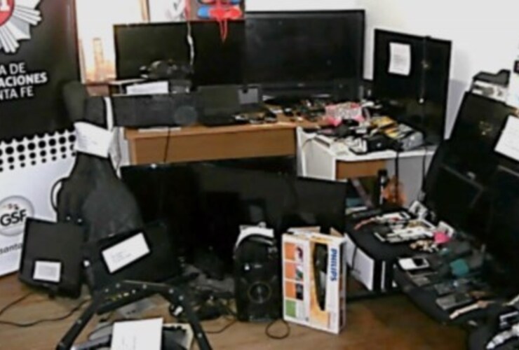 Los múltiples equipos electrónicos incautados en los operativos. Foto: Prensa Policía de Investigaciones Los múltiples equipos electrónicos incautados en los operativos. Foto: Prensa Policía de Investigaciones